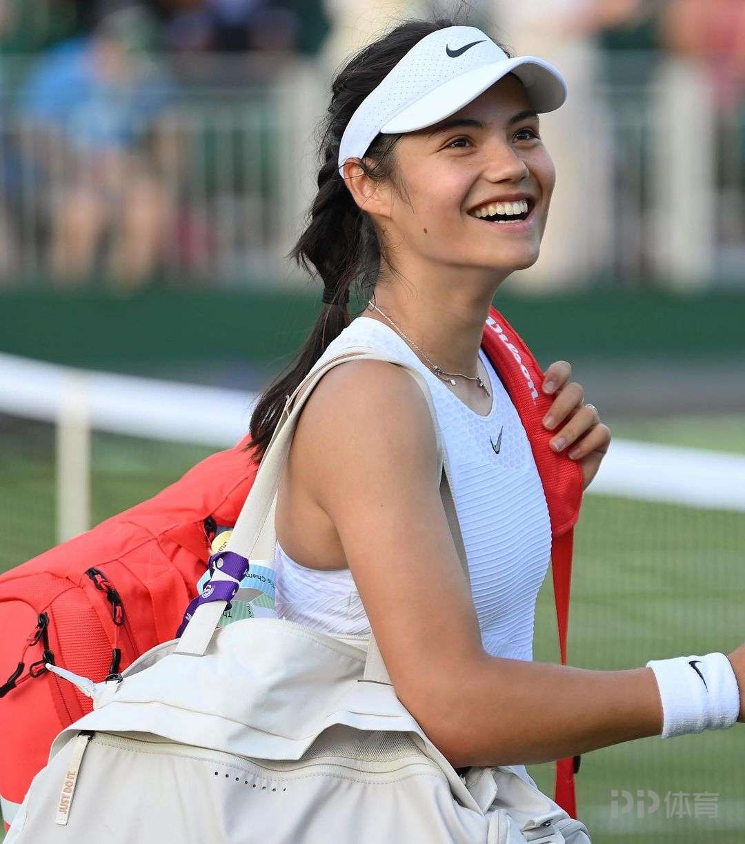 足见背后付 足见背后付